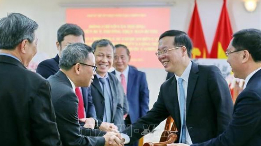 Party official meets Vietnamese community in Cambodia